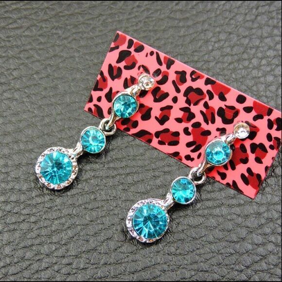 🦋 Betsey Johnson crystal drop earrings 🦋 - Picture 3 of 3